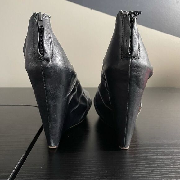 Messeca New York Cecilia Black Leather Platform Wedges. 9.5 - Picture 10 of 16